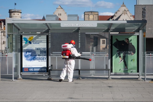 W przeprowadzonym przez PSG Polska i CBMiA badaniu czystości polskich miast Poznań zajął ostatnie, 10. miejsce. Zobaczcie, dlaczego stolica Wielkopolski wypadła tak słabo i w których miejscach wykryto najwięcej szkodliwych bakterii.Czytaj dalej-->