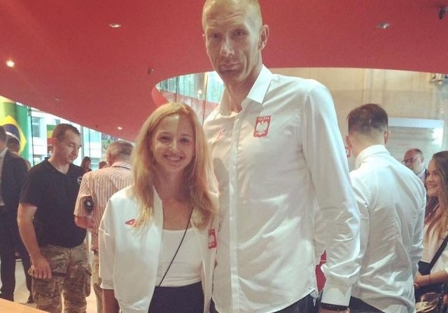 Karolina Kołeczek po olimpijskim ślubowaniu razem z Karolem Bieleckim, który też pochodzi z Sandomierza i będzie chorążym polskiej reprezentacji.