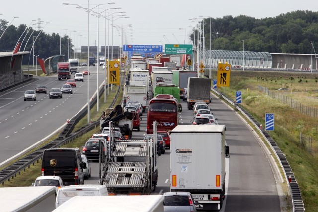 Od poniedziałku, 26.09.2016, do soboty kierowcy jadący autostradową obwodnicą Wrocławia w kierunku Warszawy muszą liczyć się z utrudnieniami pomiędzy węzłami Wrocław Południe i Wrocław Zachód. Dla ruchu zamknięto dwa pasy, na trzecim obowiązuje ograniczenie prędkości. Można też jeździć pasem awaryjnym.Sprawdź szczegóły utrudnień i wyłączone pasy na jezdni na kolejnych slajdach w galerii - przejdź przy pomocy strzałek na klawiaturze