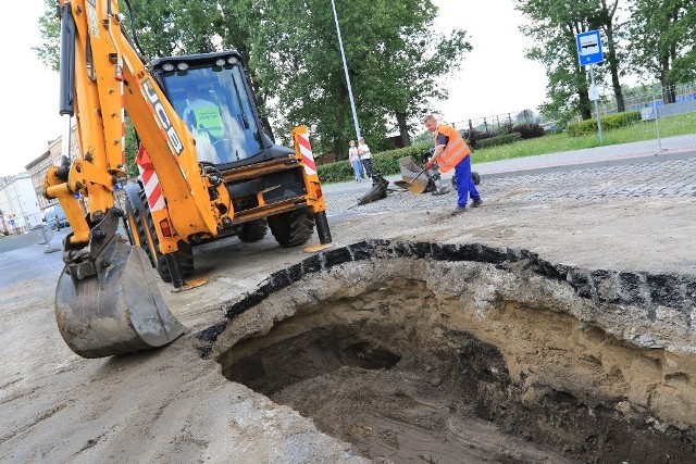 Zawieszone do odwołania zostały przystanki „Parkowa” i „Poznańska (komisariat) na żądanie”. Autobusy linii nr 10, 20 i 44 kursują objazdem ulicami Drzymały i Inowrocławską zatrzymując się w obu kierunkach na przystankach: „Drzymały” i „Paderewskiego.Zobacz także: Zmiany w organizacji ruchu na starówceAutobus linii nr 29 zatrzymuje się na przystankach: „Drzymały” (na ul. Okólnej) i „Paderewskiego” w obu kierunkach. Polecamy: UOKiK sprawdza przejęcie EDF przez PGENowosciTorun