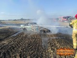 Pożar samochodu w Iwanowicach Małych koło Kłobucka. Razem z autem spłonęło 10 arów ścierniska. ZDJĘCIA