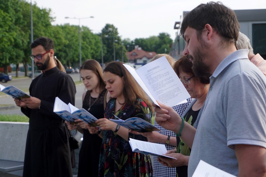 Lublin. Modlitwa pojednania przy pomniku Emiliana Kowcza na Majdanku. Zobacz