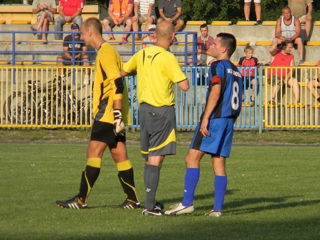 Stal Nowa Deba (na czerwono) pokonala na wlasnym boisku JKS Jaroslaw 2-0.