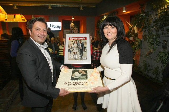 Mariola i Sebastian Michalscy z tortem urodzinowym ze Świata Słodyczy i okładką z nimi w roli głównej.