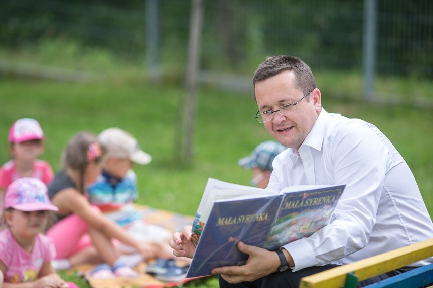 Tarnów. "Czytanie na murawie" w przedszkolu nr 8