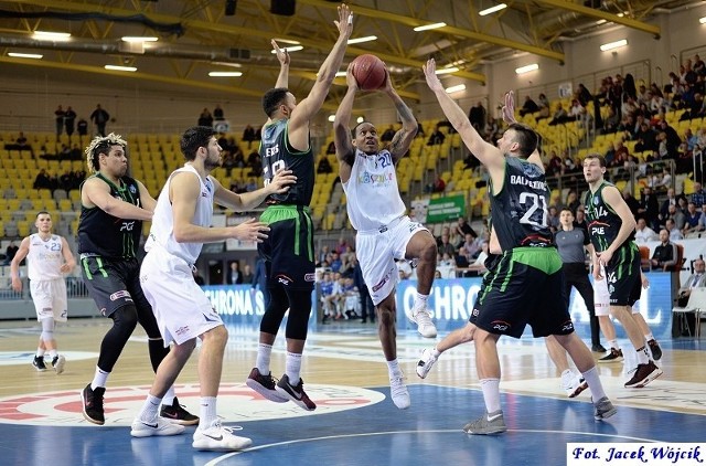 W meczu 25. kolejki Energa Basket Ligi, AZS Koszalin pokonał po emocjonującym meczu PGE Turów Zgorzelec 82:80.To piąte zwycięstwo Akademików w ostatnich ośmiu spotkaniach i dziesiąte w tym sezonie (w 27. meczach). O ile w środowym meczu z Rosą Radom (przegrana 85:92) liderem był Aleksandar Marelja, to dziś na parkiecie brylował Diante Baldwin (24 pkt,  9/11 z gry, 9 zbiórek i 4 asysty, eval 33). Wspomagał go Modestas Kumpys, który z 16. punktami był drugim strzelcem zespołu, a do tego dołożył 6 zbiórek. W pierwszej połowie koszaliński zespół tylko na początku pozwolił gościom na prowadzenie. Od połowy pierwszej kwarty dyktował warunki i w drugiej kwarcie prowadził różnicą nawet 18 punktów (35:17). Na dużą przerwę podopieczni Dragana Nikolicia schodzili z przewagą 13 oczek. Tradycyjnie już najgorsza w wykonaniu AZS była trzecia kwarta. Turów wygrał ją 28:19, odrabiając większość strat.W czwartej kwarcie goście AZS odpierał napór rywali aż do 39. min, gdy Turów objął prowadzenie 78:77, a następnie 80:79. W tym sezonie AZS przegrał w podobnym stylu kilka końcówek spotkań. Tym razem tak nie było. Mniej skuteczny niż zazwyczaj Marelja trafił w ważnym momencie, a później z wolnego ustalił wynik meczu. Emocje były jednak do końca, bo goście mieli swoje szanse. Przy 81:80 z dystansu spudłował Cameron Ayers, a po wolnym Marelji w podobnej akcji pomylił się Robert Skibniewski. Wygraną AZS mógł przypieczętować Kacper Młynarski (13 pkt, 8 zbiórek), ale na 3 s przed końcem spudłował dwa wolne. Na szczęście po drugim jeden z koszalińskich graczy podbił piłkę uniemożliwiając gościom wyprowadzenie ostatniej akcji, a rzut rozpaczy Kacpra Borowskiego przez całe boisko nie trafił do celu.Warto dodać, że była to dopiero dziewiąta wygrana AZS w 34. meczach na poziomie Polskiej Ligi Koszykówki z Turowem. Od poprzedniej minęło ponad 5 lat (17.11.2012 r.,. 85:79 w Koszalinie). AZS Koszalin - PGE Turów Zgorzelec 82:80 (20:11, 26:22, 19:28, 17:19)AZS: Baldwin 24 (9 zb., 4 as.), Młynarski 13 (1x3, 8 zb.), Marelja 11 (4 zb.), Wadowski 6 (2x3), Malesević 2 (3 zb., 3 str.) - Kumpys 16 (2x3, 6 zb., 3 as., 3 str.), Dłoniak 8 (1x3), Kiwilsza 2, Leńczuk 0.Turów: Balmazović 13 (1x3, 4 zb., 3 as.), Patoka 11 (1x3, 3 zb.), Waldow 10 (10 zb., 4 as.), Ayers 7 (1x3), Skibniewski 6 (2x3, 5 as., 5 zb.) - Camphor 20 (1x3, 6 zb.), Jarecki 5 (1x3), Borowski 4 (6 zb.), Petrukonis 4.