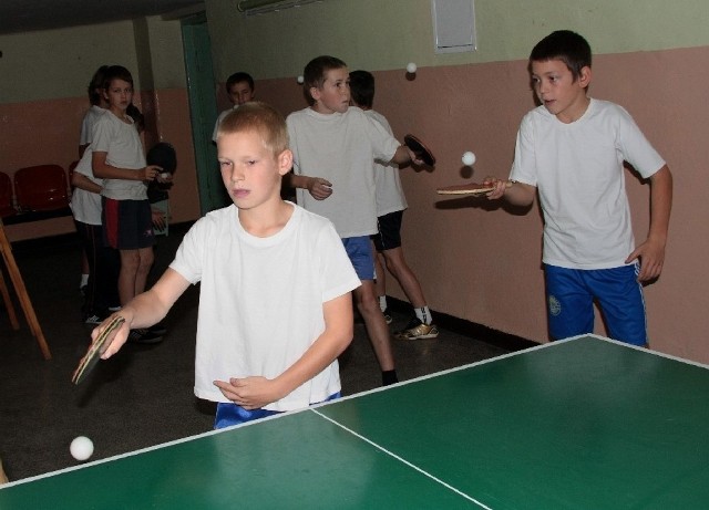 Amadeusz Nyga uwielbia grać w ping-ponga. W czasie zajęć trenuje na stole ustawionym w szkolnej piwnicy. Razem z kolegami i koleżankami czeka na nową salę gimnastyczną.