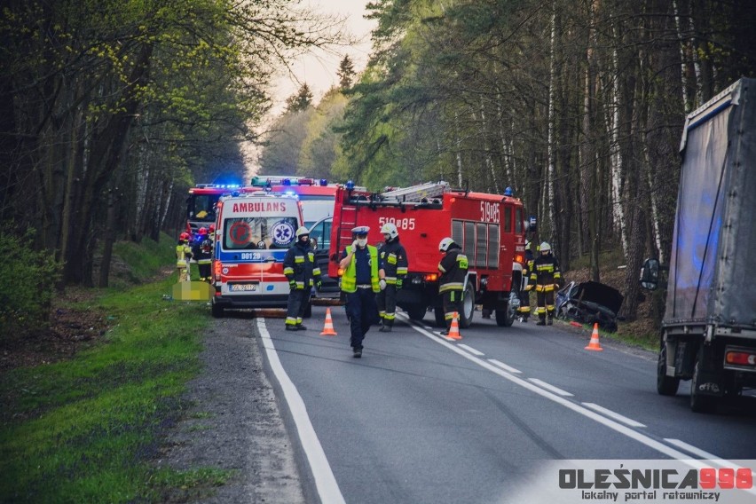 Tragiczny wypadek na DK 25. Kierowca wypadł z auta, zginął na miejscu 