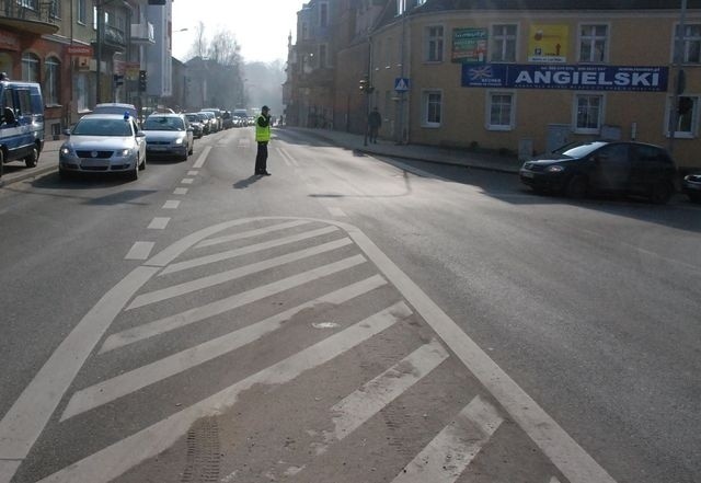 Bytów: 19-latek spowodował wypadek wjeżdżając na skrzyżowanie na czerwonym