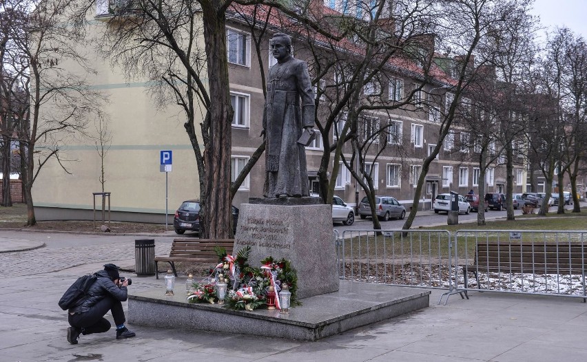 Pomnik ks. Jankowskiego jednak wrócił na cokół. Został zamontowany w sobotę nad ranem