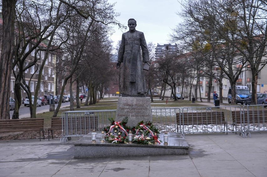 Pomnik ks. Jankowskiego jednak wrócił na cokół. Został zamontowany w sobotę nad ranem