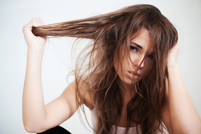 Przetłuszczające się włosy to problem wielu kobiet. Codzienne mycie i nieodpowiednia pielęgnacja pogłębia tylko problem. Jak myć tłuste włosy i jakich błędów unikać?