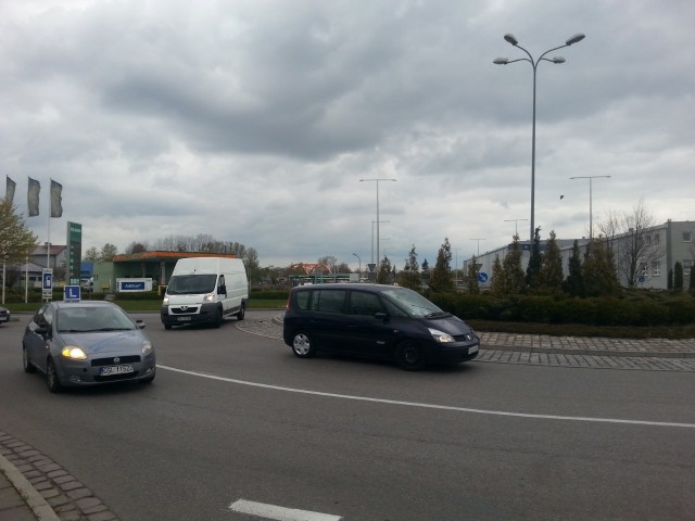 Zdaniem drogowców i policji oznakowanie na rondzie, o którym pisze czytelnik, jest odpowiednie. Jego propozycją zajmie się jednak miejska komisja bezpieczeństwa.