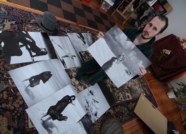 Łukasz Owczarzak i jego fotografie z cyku "Kobieta z wydm&#8221;