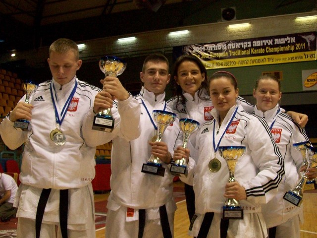 Rzeszowska "złota&#8221; czwórka ze swoim reprezentacyjnym i klubowym trenerem Martą Niewczas. Nz. od lewej: Karol Surwa, Jakub Głąb, trener Marta Niewczas, Magdalena Rudnicka, Agnieszka Sajdutka.