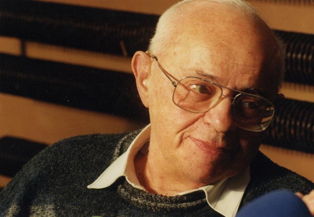 Stanisław Lem w 1997 roku otrzymał Tytuł Honorowego Obywatela Stołecznego Kr&oacute;lewskiego Miasta Krakowa