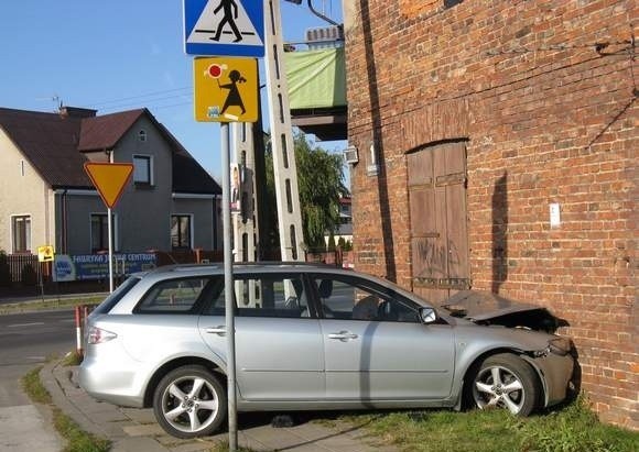 Kierowca mazdy uderzył w dom na rogu ulic Słowackiego i Ogrodniczej.