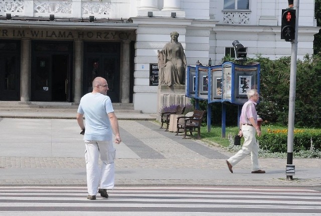 Zamiast czekać w nieskończoność, piesi przechodzą na czerwonym świetle