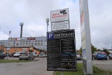 Parking na Uroczysku płatny. Pierwsze 90 minut jest darmowe, jednak za pobraniem biletu. Uczulamy mieszkańców osiedla i klientów pasażu