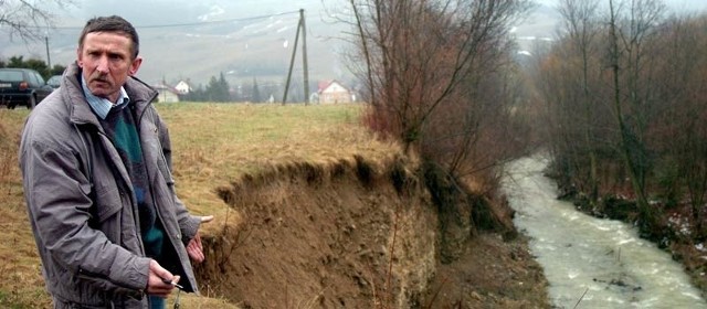 - Urwisko jest bardzo niebezpieczne, zbliża się coraz bardziej do drogi - denerwuje się Stanisław Piwowarczyk, sołtys Desznicy.