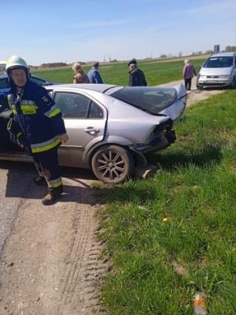 Wypadek w Nowej Ruskołęce. 2 auta zderzyły się na drodze Ostrów Mazowiecka - Andrzejewo. Do zdarzenia doszło 21.04.2023