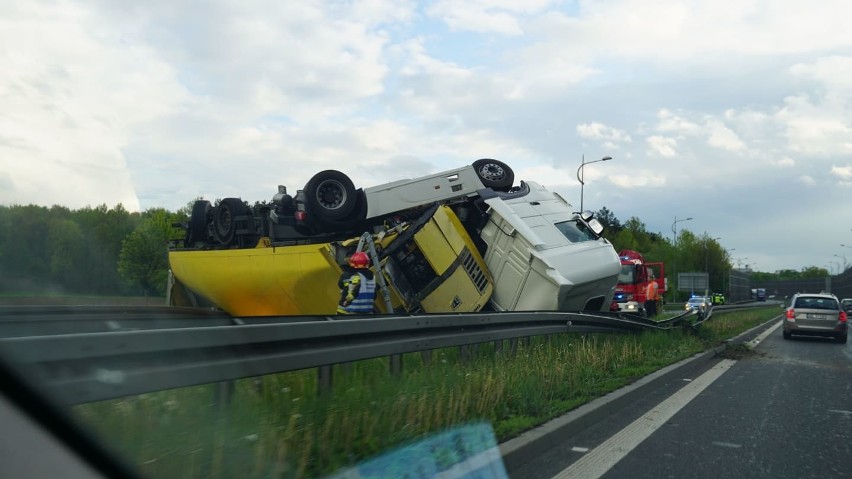 Tir dachował na DK1 w Tychach