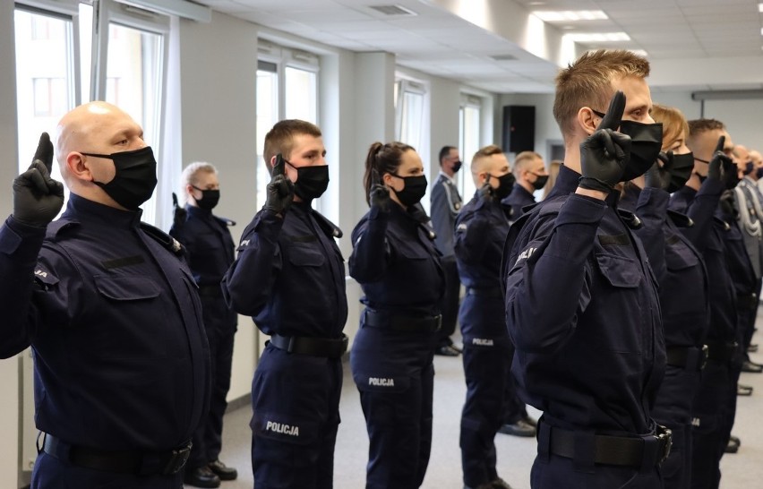 Ślubowanie policjantów. Nowi policjanci zasilili szeregi garnizonu mazowieckiego, 17.03.2021