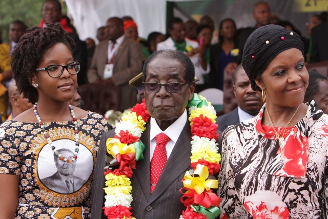 Prezydent Zimbabwe Robert Mugabe z córką Boną (z lewej) i żoną Grace