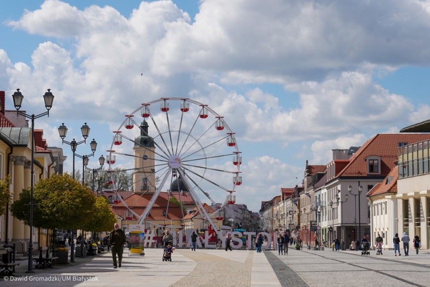 Diabelski młyn stoi już na Rynku Kościuszki. Koło zacznie się kręcić w najbliższą sobotę. Ile kosztują bilety? (zdjęcia) 