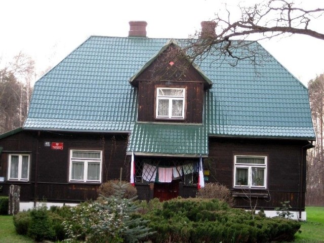 W tej leśniczówce na piętrze, przy ulicy Radomskiej w Starachowicach, mieszkała w czasie okupacji Jadwiga Jasiewicz, mama prezydenta Lecha Kaczyńskiego.