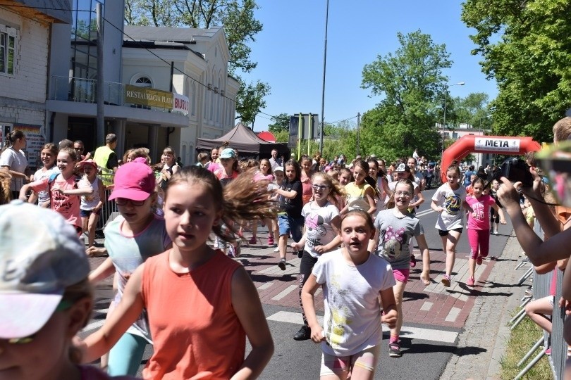 Na trasie biegu pojawiło się blisko 800 zawodników w 5...