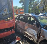 Groźny wypadek przy Parku Śląskim w Chorzowie. Samochód osobowy zderzył się z tramwajem