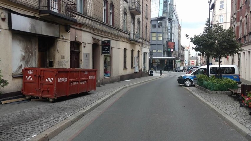 Sklep z dopalaczami przy ul. Plebiscytowej w Katowicach zabarykadowany. Kontener blokuje wejście