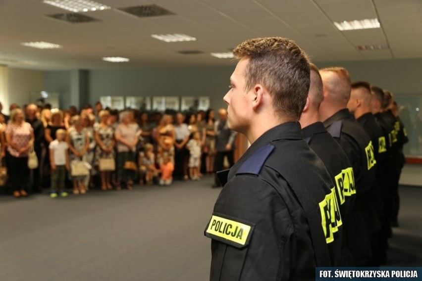 40 nowych świętokrzyskich policjantów złożyło przysięgę (ZDJĘCIA) 
