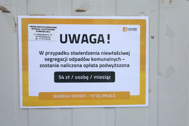 Na rzeszowskich osiedlach pojawiły się kartki z informacją o segregowaniu śmieci.  Mieszańcy są oburzeni. - Jedni nie segregują, a inni mają za to płacić - denerwują się