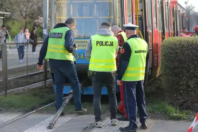 Pogotowie i strażacy na Powstańców Śląskich