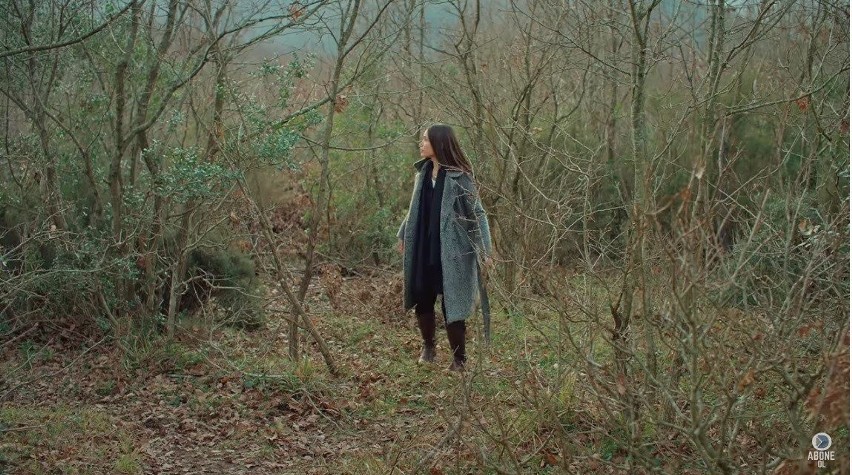 "Więzień miłości" odcinek 335. Zehra gubi się w lesie. Ömer spieszy jej z pomocą i dochodzi do wypadku! [STRESZCZENIE ODCINKA]