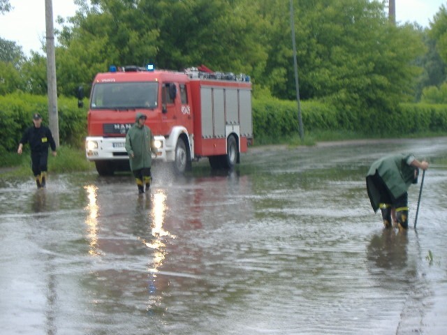 Strażacy pompowali wodę z rozlewiska na ulicy Marszałka Piłsudskiego.
