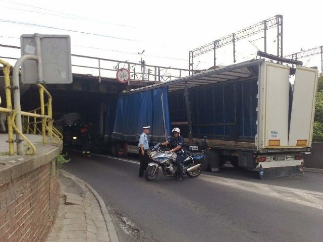 W Torunia ciężarówki zwykle klinują się pod wiaduktem przy pl. Armii Krajowej. Tym razem zablokowany jest ruch pod wiaduktem przy ul. Podgórskiej.