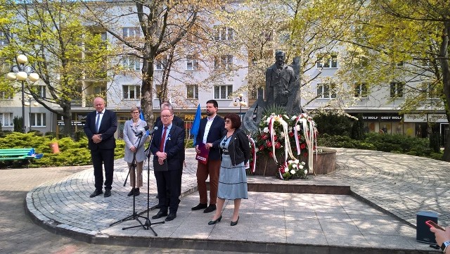 Członkowie Nowej Lewicy na spotkaniu przy pomniku Eugeniusza Kwiatkowskiego w Stalowej Woli