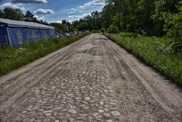 Tak wyglądał Tor Białystok przed naszą interwencją. Został już wyrównany, ale to tylko kwestia czasu, gdy znów będzie przypominać ser szwajcarski. Kierowcy widzieliby tu asfalt.