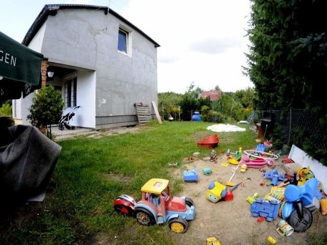 Tak wyglądało na działce pani Moniki w zeszłym roku latem. Kobieta wiedziała że jej zabiorą dzieci więc z nimi uciekła. Tak jak stała