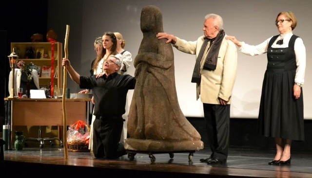 Fragment spektaklu "Pielgrzym - zwierciadło zniewolonego czasu" w wykonaniu buskiej Senioralnej Grupy Teatralnej S60+.