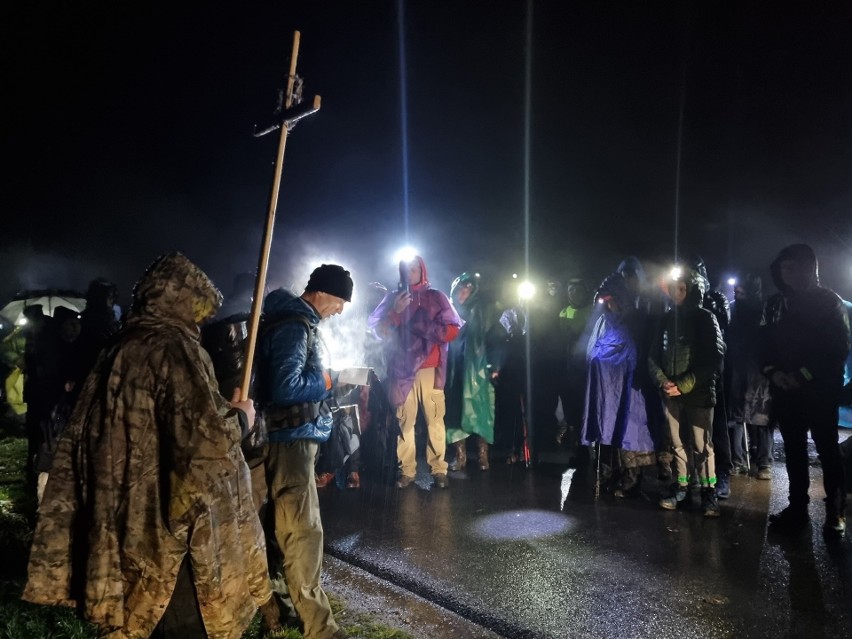 Ostrowczanie dotarli na Święty Krzyż. Ekstremalna Droga Krzyżowa w deszczu. Zobacz zdjęcia 