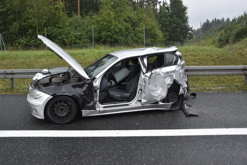 Wypadek na A4 między Tarnowem i Brzeskiem. Kierowcy zaparkowali pod wiaduktem, bo... lał deszcz. W jednego wjechał inny samochód