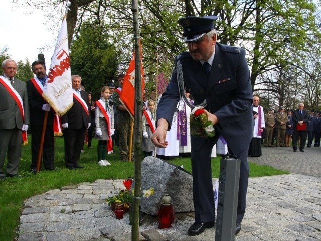 Ziemię przywiezioną z Katynia podczas pielgrzymki Służby Więziennej w roku 2009 pod Dębem Katyńskim rozsypał jej uczestnik major Krzysztof Frątczak.