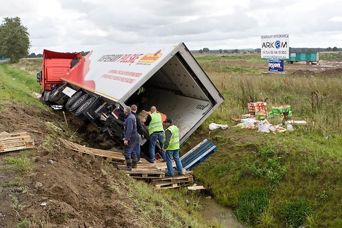 TIR wpadl do rowu na obwodnicy Slupska - 9 września 2011