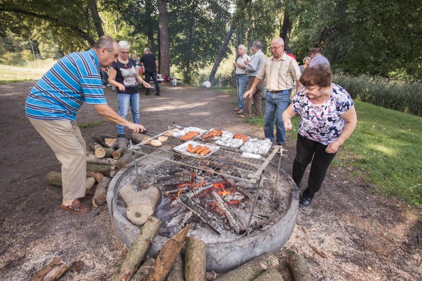 Seniorzy pożegnali lato ogniskiem w parku Trendla