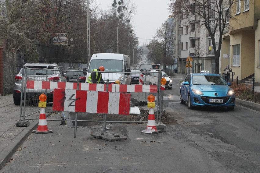 Na poznańskiej Wildzie pękła rura doprowadzająca ciepłą...