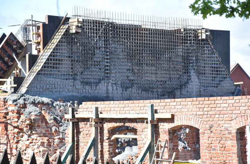 Katastrofa na odbudowywanym Przedzamczu w Malborku. Nowa ściana osunęła się na gotyckie sklepienie 